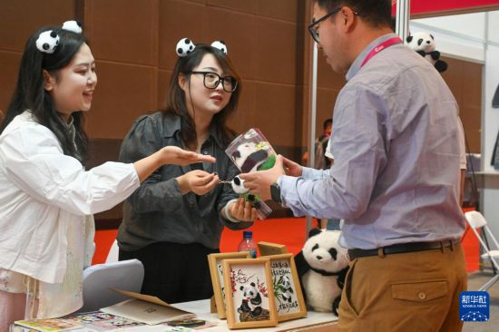 记者手记｜从制冰机到榴莲球：“中国制造”在印尼电商展获青睐(图2)