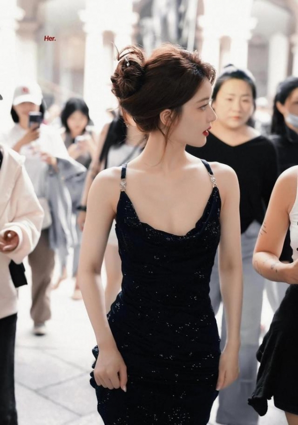 赵露思黑色贴身裙展现丰满身材(图3)