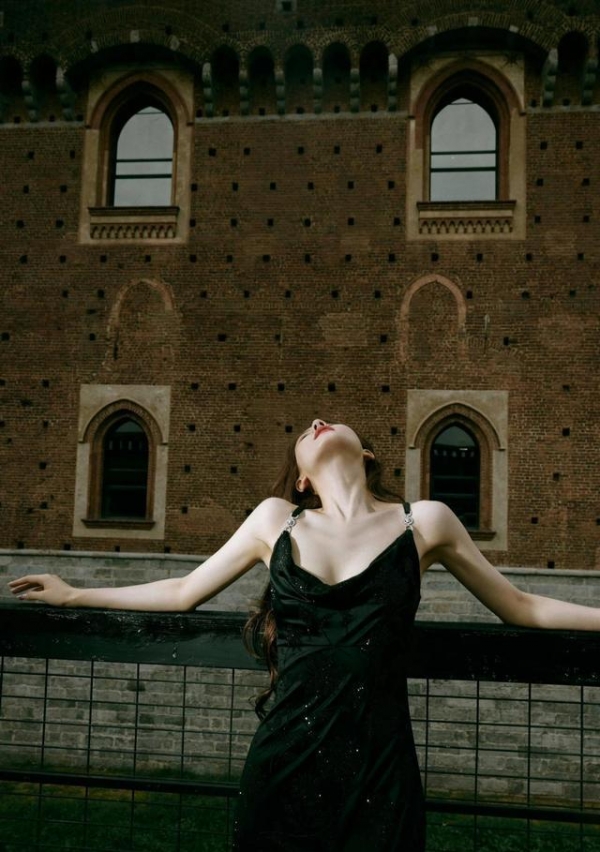 赵露思黑色贴身裙展现丰满身材(图4)