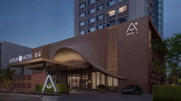 亚朵2025财报速读：酒店三大指标下滑“卖枕头”贡献近4成营收(图1)